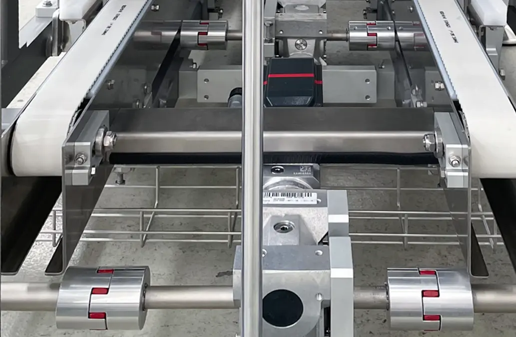 Linea automatizzata per la movimentazione di componenti destinati alla produzione di batterie